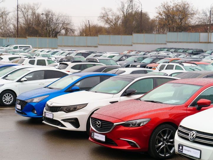 coches de varias marcas y colores aparcados al aire libre
